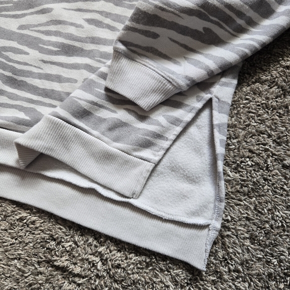 American Eagle Gray Zebra Print Legging Fit Crewneck Sweatshirt Oversized Medium - Picture 2 of 6